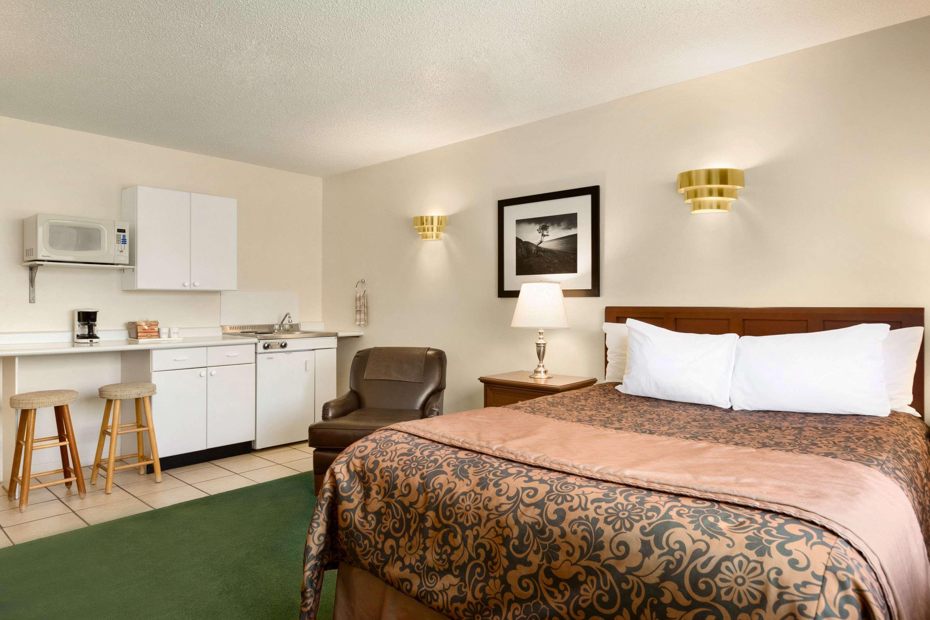 Travelodge By Wyndham Simcoe Exterior photo