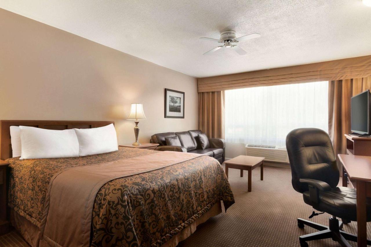 Travelodge By Wyndham Simcoe Exterior photo